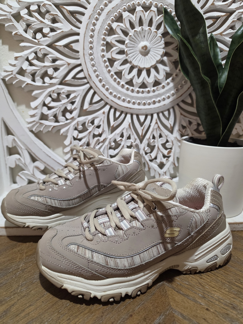 Skechers D-Lite Neutral Taupe Walking Sneakers Womens Size 6